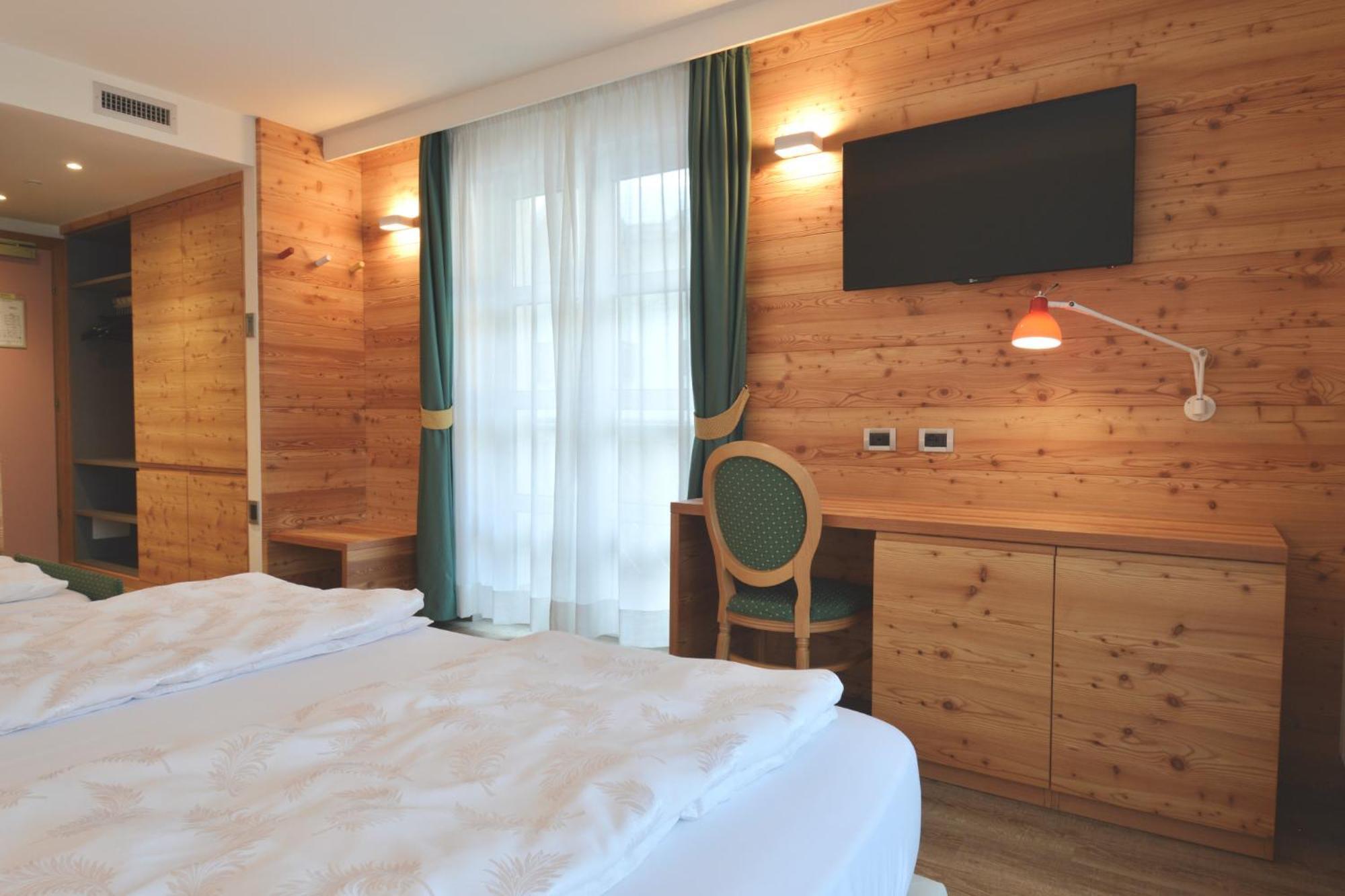 Alpholiday Dolomiti Wellness & Family Hotel ディマーロ 部屋 写真