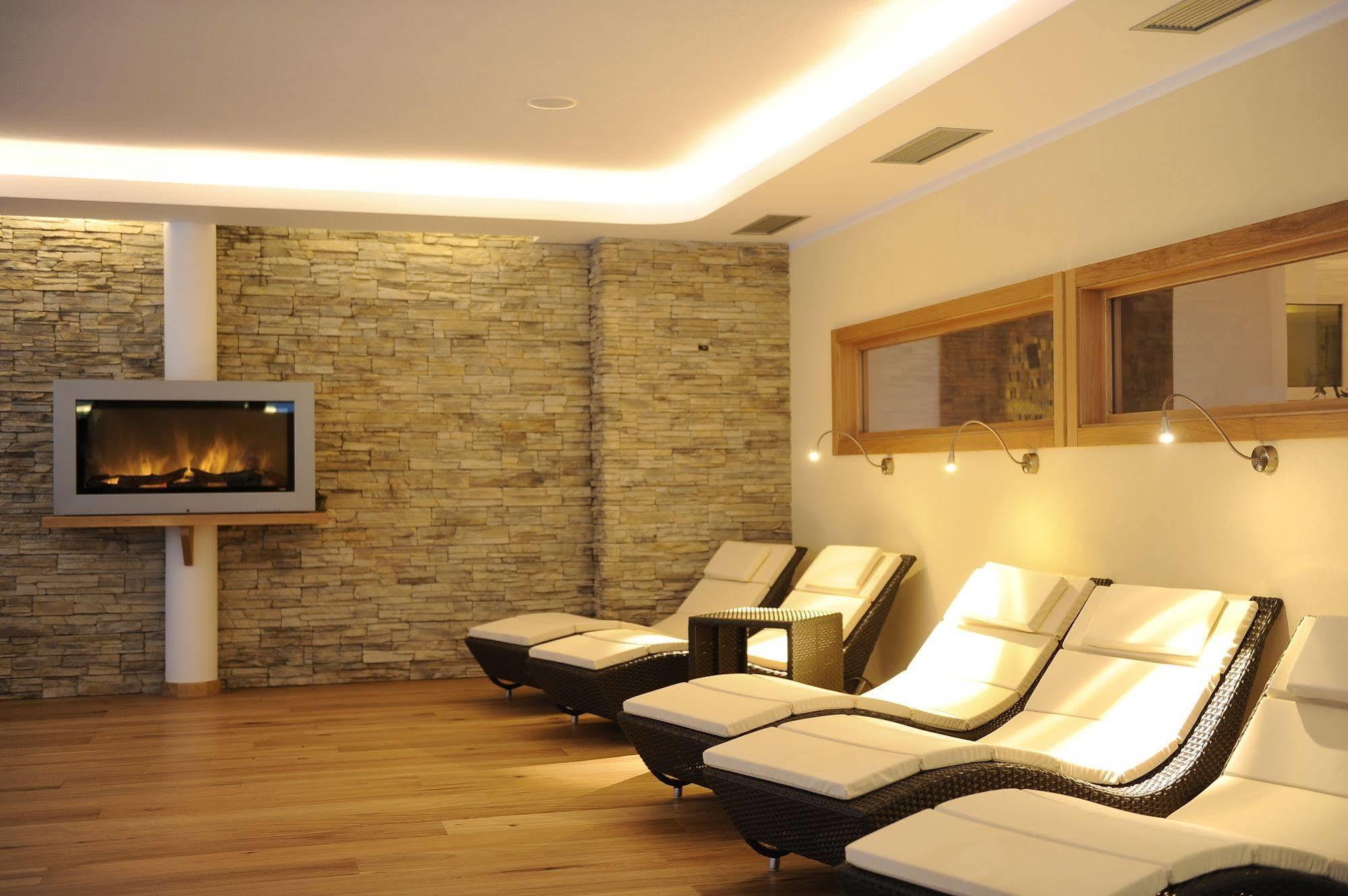 Alpholiday Dolomiti Wellness & Family Hotel ディマーロ エクステリア 写真