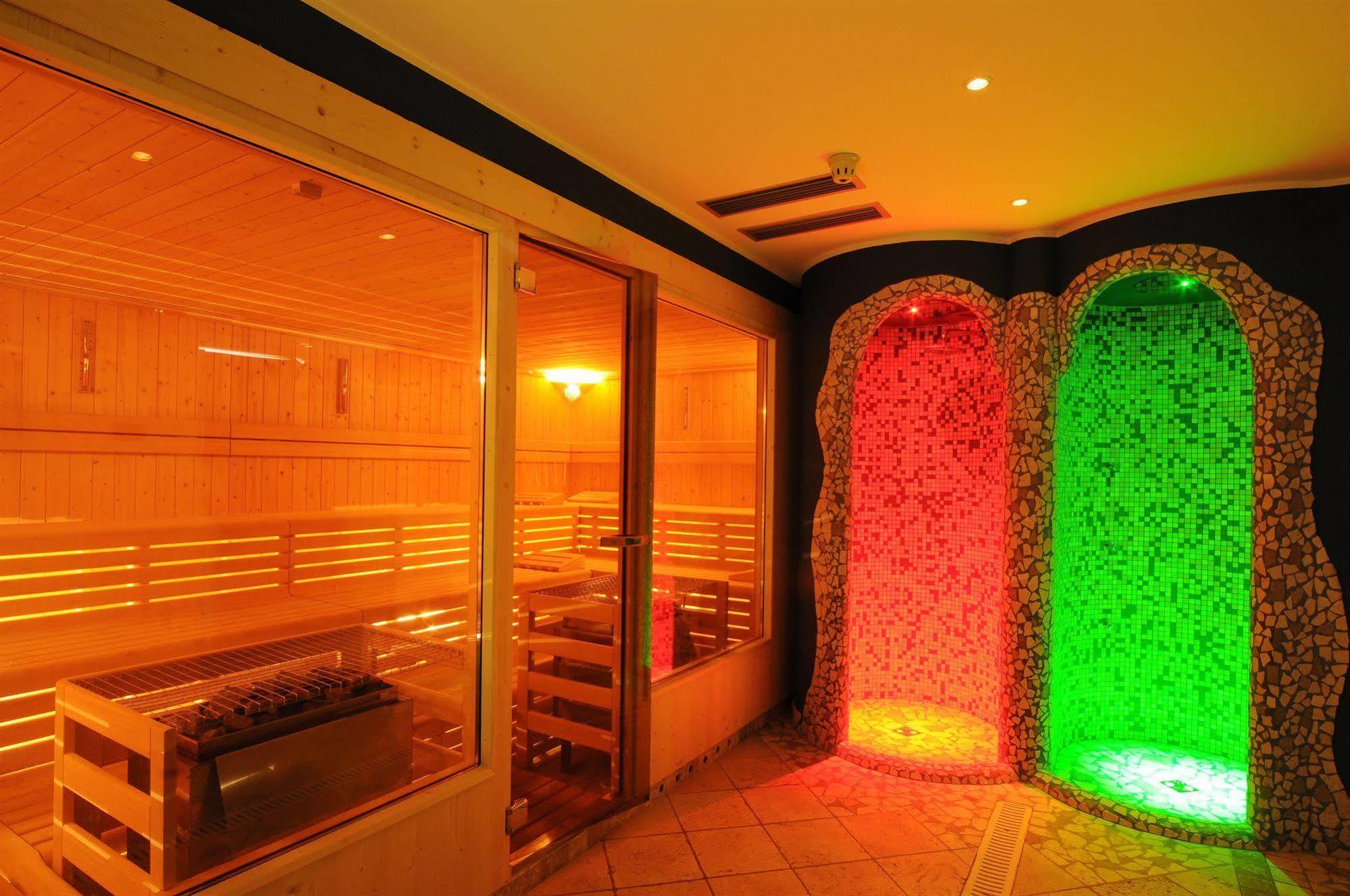 Alpholiday Dolomiti Wellness & Family Hotel ディマーロ 設備 写真